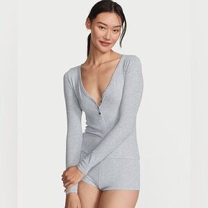 Victorias Secret Grey heathered V-Neck Long Sleeve Top slightly cropped